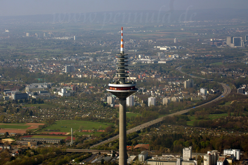 Frankfurter Fernsehturm mit den Stadtteilen Bockenheim, Hausen und Rödelheim im Hintergrund