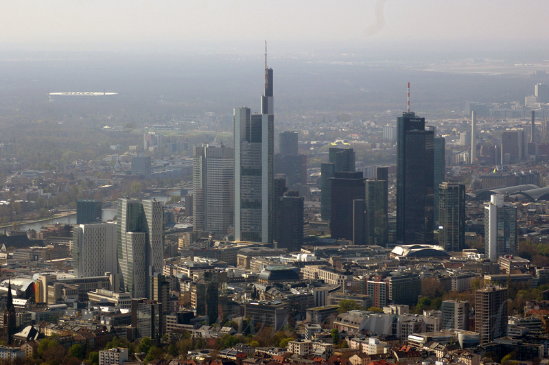 Die Frankfurter Skyline mit Commerzbank-Hochhaus (links) und Maintower (rechts)