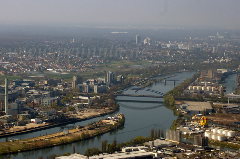 Blick von Osten auf die Kaiserleibrücke und auf die Staustufe Offenbach