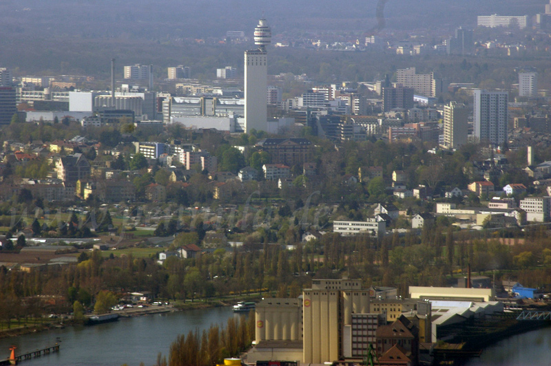 Stadtteil Sachsenhausen mit seinem Wahrzeichen, dem Henninger Turm