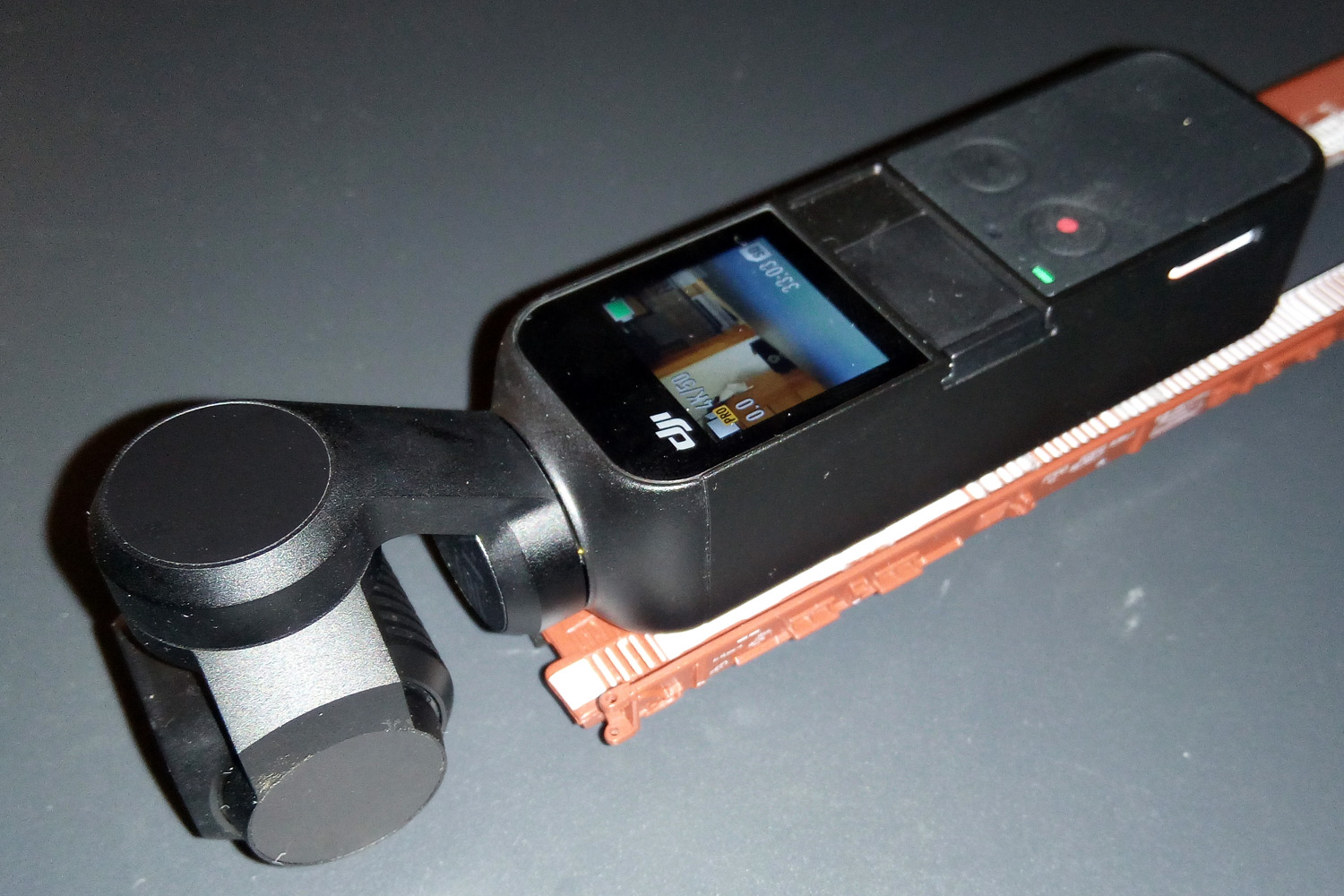 Kamera DJI Osmo Pocket für die Modelleisenbahn auf einer rollenden Landstraße als Kamerawagen