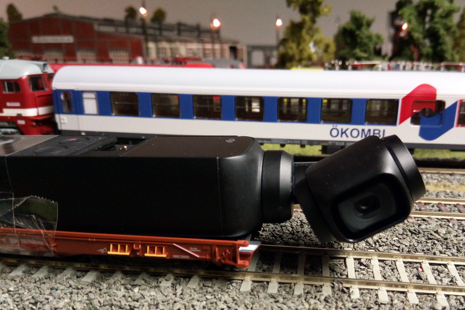 DJI Osmo Pocket Kamera für die Modellbahn auf einer rollenden Landstraße als Kamerawagen