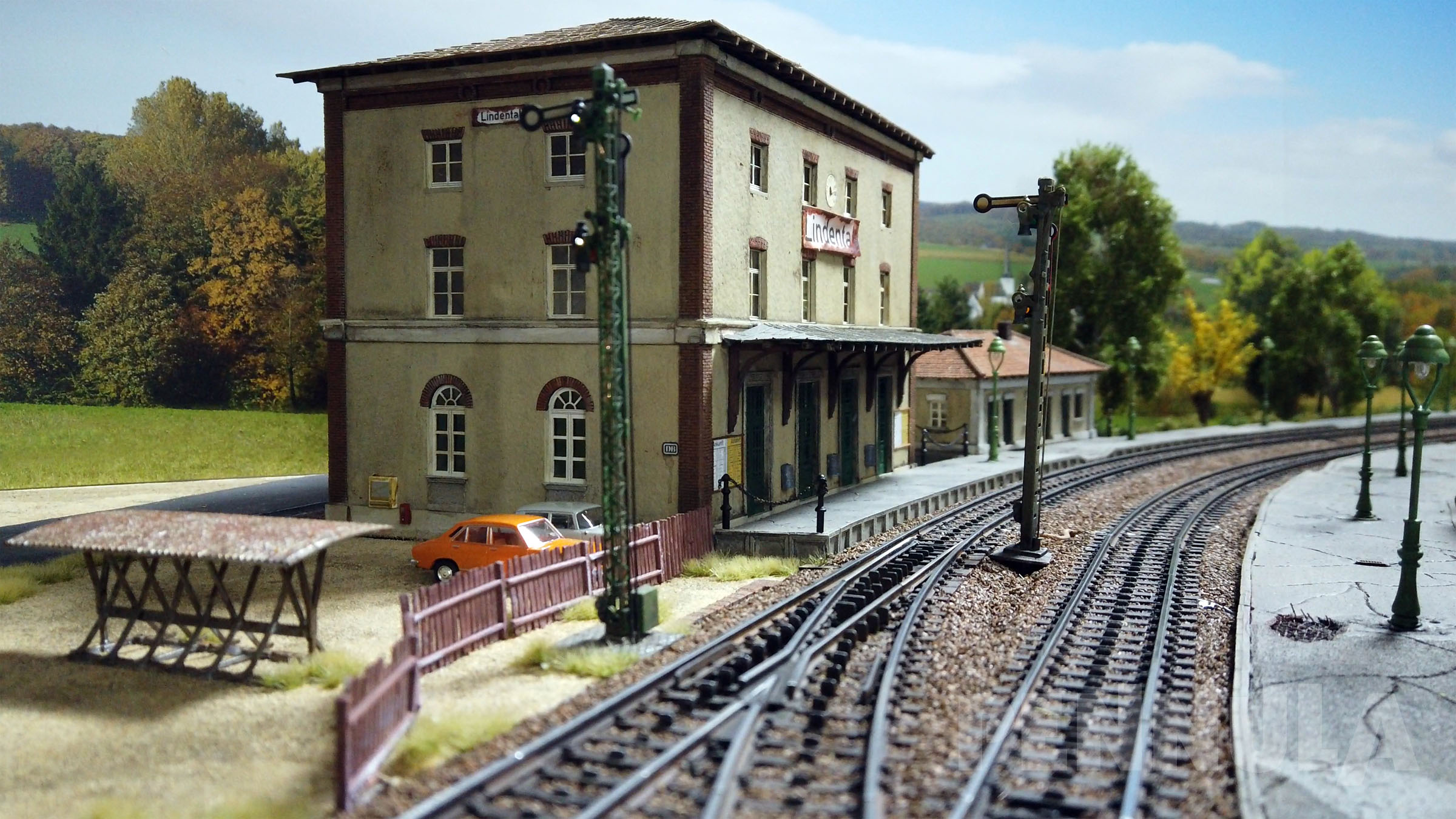 Bahnhof und Bahnsteige Modellanlage Lindental