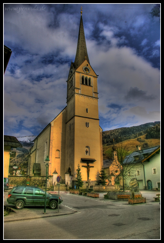 Hochkontrastbild Dorfkirche in Rauris in Österreich