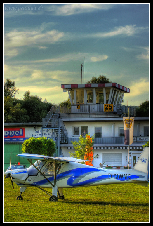 Hochkontrastbild Ultraleichtflugzeug vor dem Tower am Flugplatz Gelnhausen