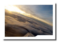 Wolkenflug im Sonnenuntergang mit dem Ultraleichtflugzeug