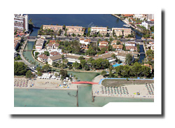 Luftbilder von Alcúdia mit Hafen, Marina, Hotels und Ferienwohnungen auf Mallorca