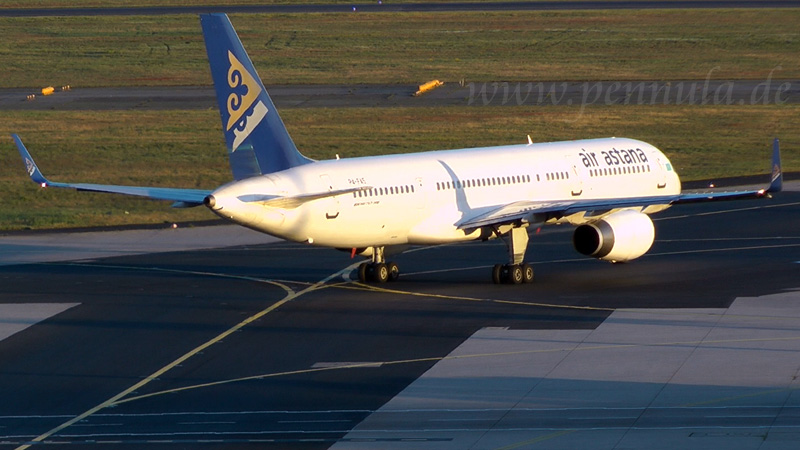 Air Astana auf dem Weg zur Startbahn am Flughafen Frankfurt