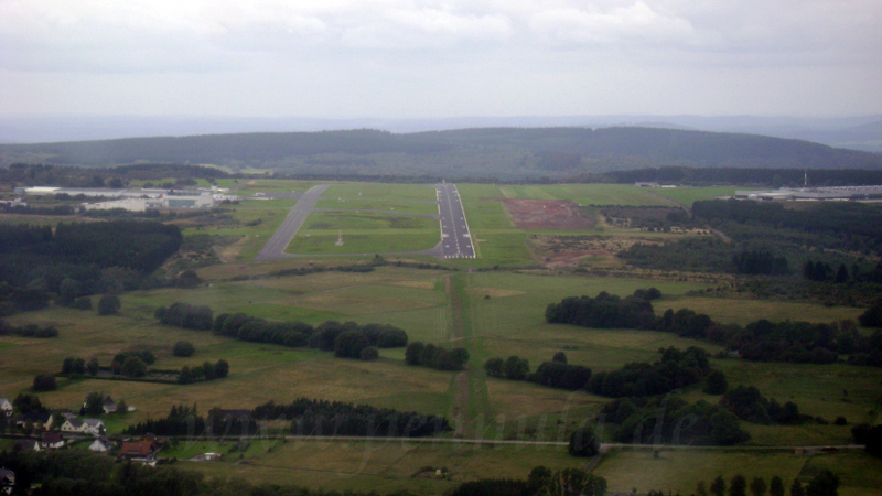 Anflug zum Siegerland Flughafen und Blick auf die Landebahn