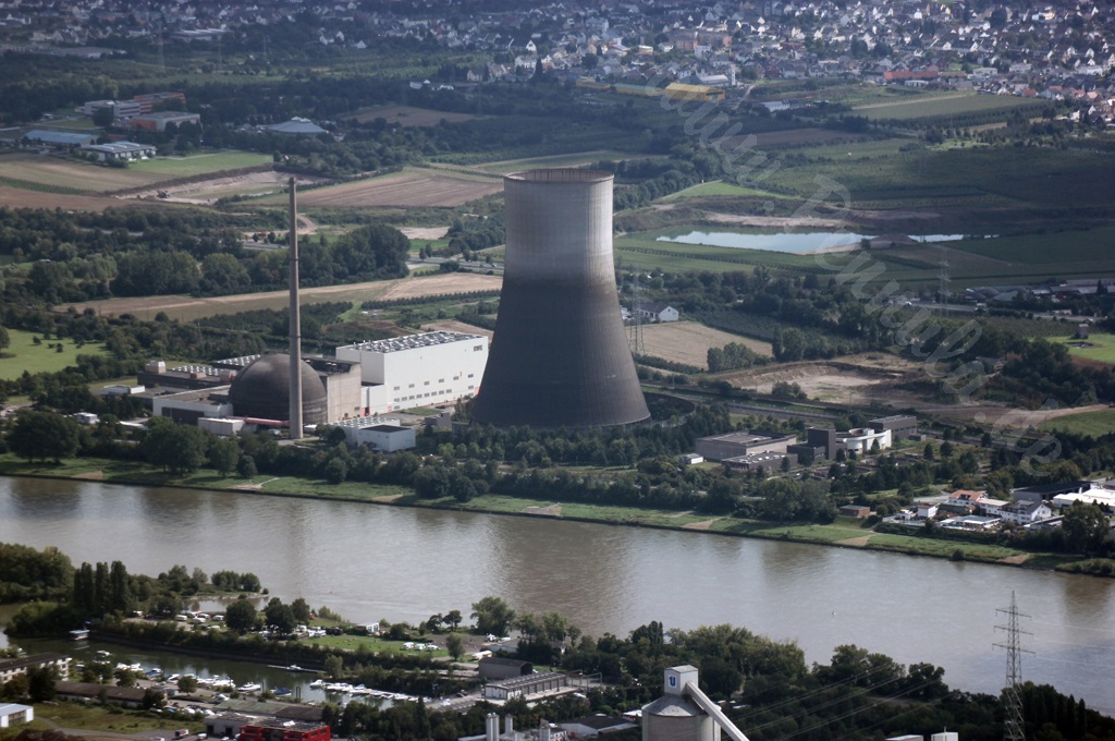 Atomkraftwerk (linksrheinisch) und Yachthafen Neuwied (rechtsrheinisch)
