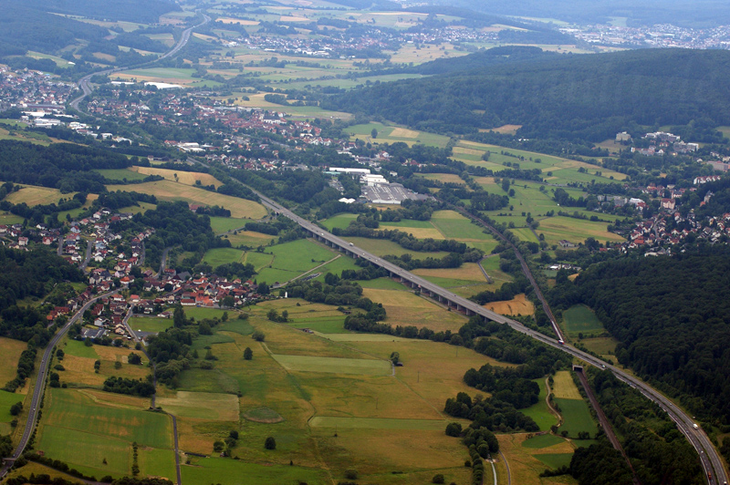 Blick auf die Autobahnbrücke (Autobahn A66) bei Bad Soden Salmünster
