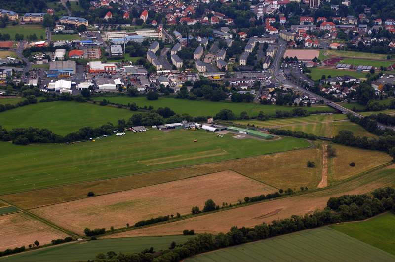 Blick auf den Flugplatz Gelnhausen aus der Luft