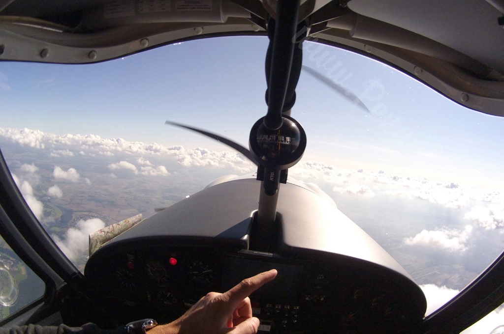Blick des Piloten aus dem Cockpit im Sportflugzeug