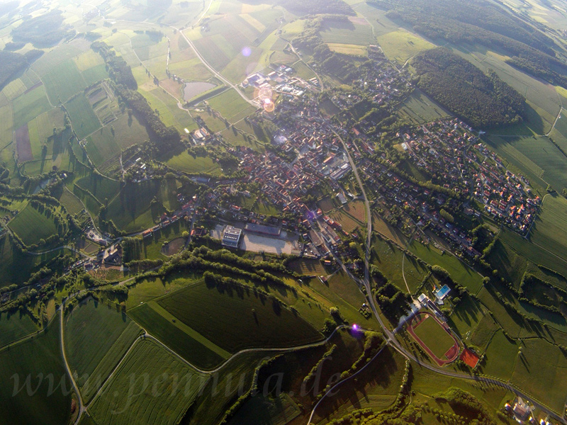 Luftbild von Burghaslach mit Fußballplatz und Schwimmbad