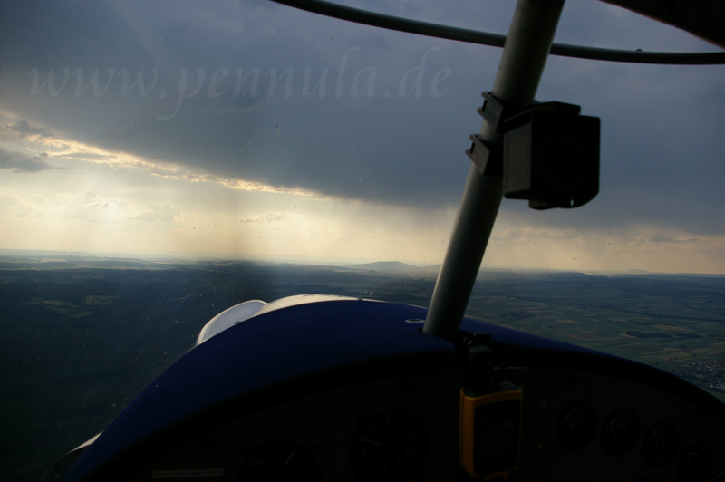 Cockpit View aus dem Ultraleichtflugzeug auf Gewitter und Regen