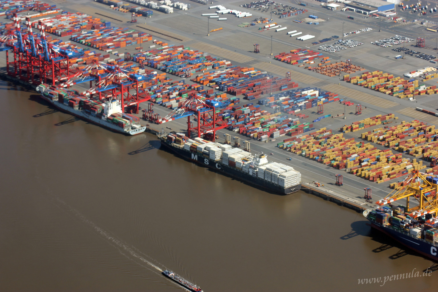 Container Terminal und Schiffe der Rederei MSC in Bremerhaven