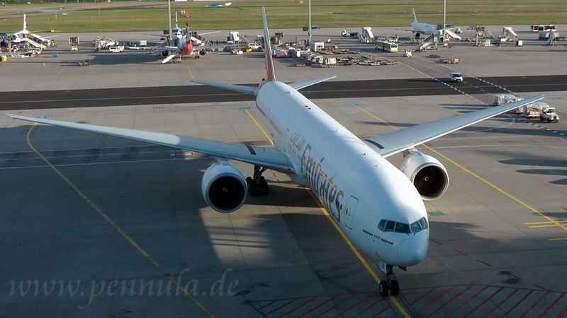 Emirates Flugzeug auf der Parkposition am Terminal auf dem Flughafen Frankfurt Airport