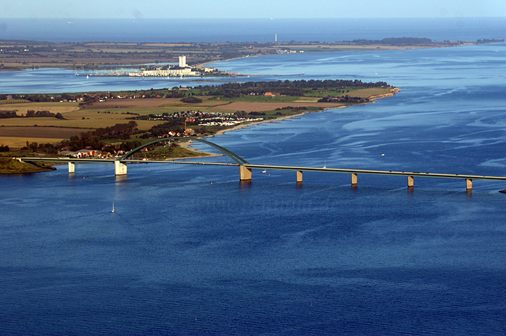 Blick über die Fehmarnsundbrücke zum Südstrand von Burgtiefe