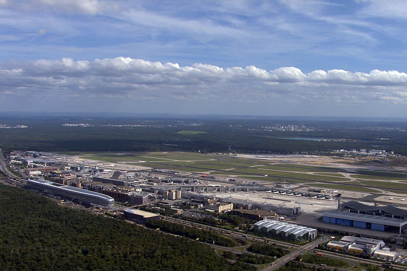Luftbild vom Rollfeld am Flughafen Frankfurt