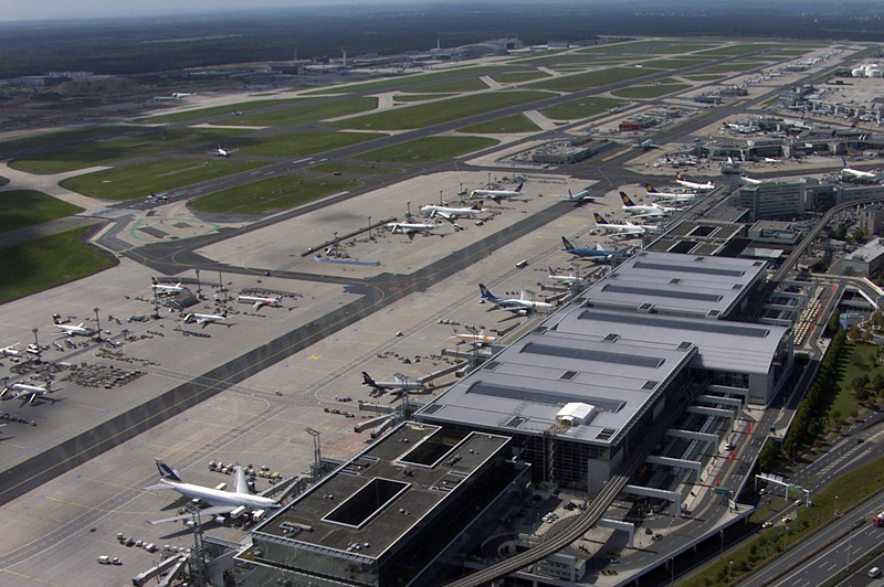 Luftbild vom Terminal und Vorfeld am Frankfurter Flughafen