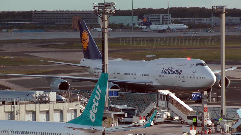 Lufthansa Boeing 747 auf dem Vorfeld des Frankfurt Flughafens