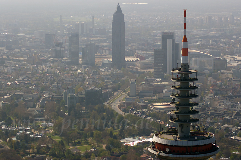 Blick über den Frankfurter Fernsehturm hinweg auf den Frankfurter Messeturm