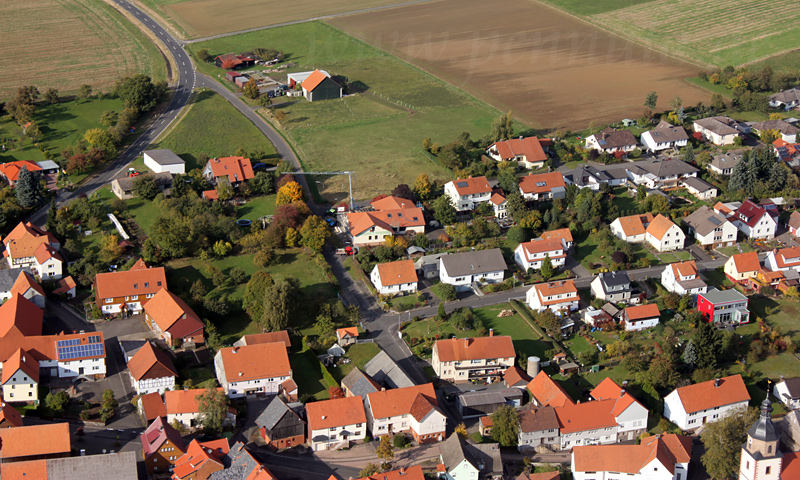Luftaufnahme von Frischborn mit Landstraße in Richtung Sickendorf