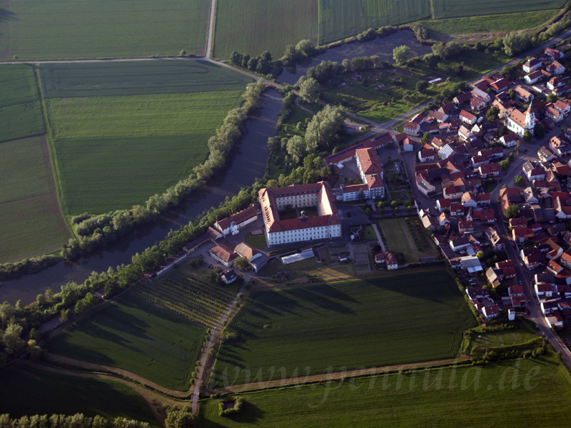Heidenfeld im unterfränkischen Landkreis Schweinfurt mit dem Kloster Maria Hilf