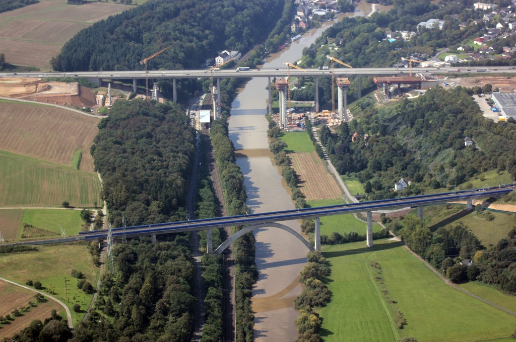 ICE-Eisenbahnbrücke (vorne) und A3-Autobahnbrücke (hinten) bei Limburg