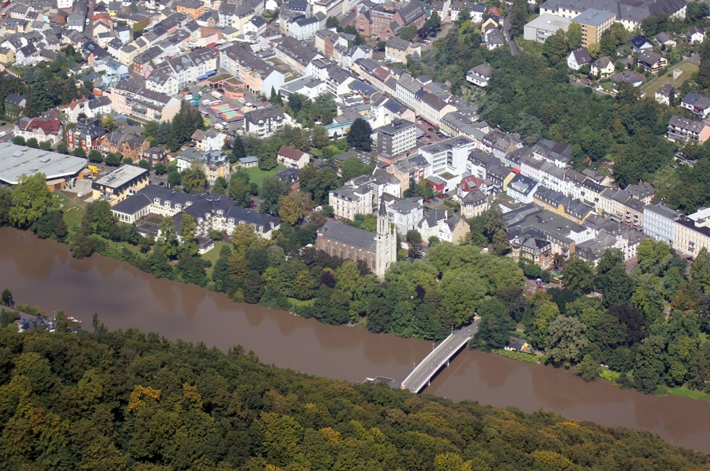 Katholische Sankt Martinskirche und Kaiserbrücke in Bad Ems