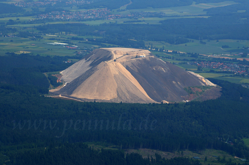 Luftbild vom Monte Kali Salzberg der Firma K+S Kalisalz in Neuhof bei Fulda