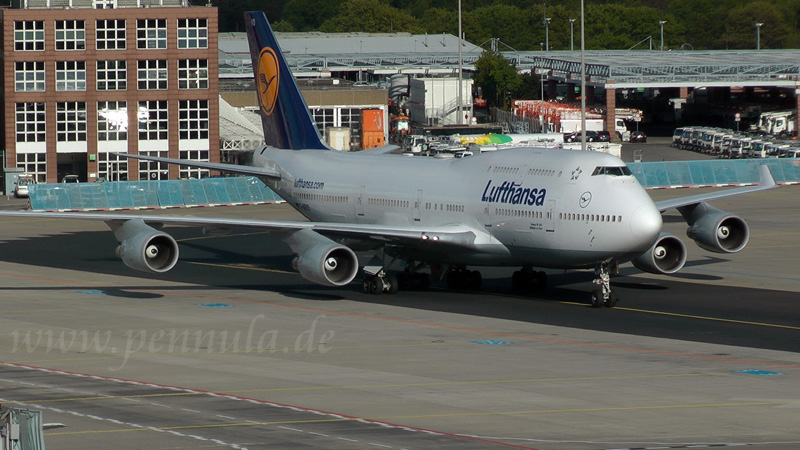 Lufthansa Boeing 747 auf dem Vorfeld am Flughafen Frankfurt