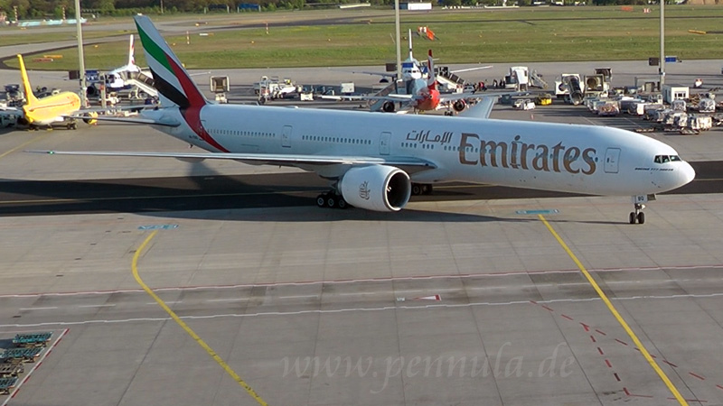 Parkposition am Terminal von Emirates Airways am Flughafen Frankfurt