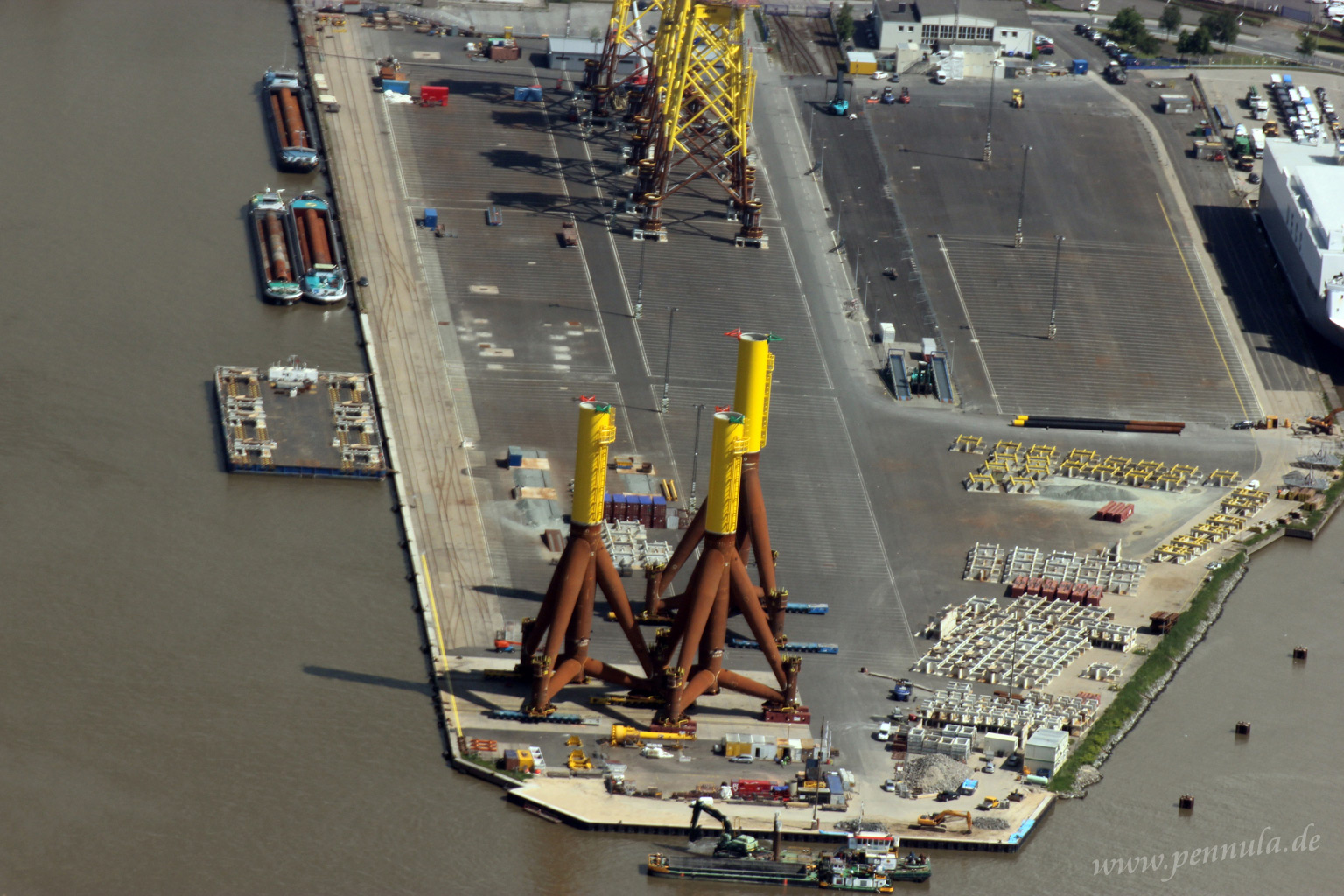 Tripoden von Offshore-Windkraftanlagen im Hafen von Bremerhaven