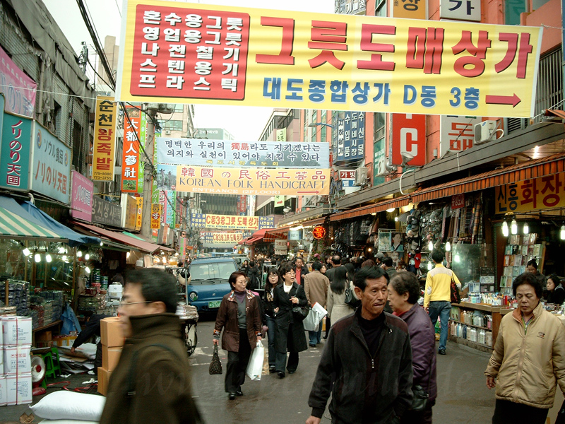 Buntes Treiben auf dem Nam Dae Mun Markt in Seoul