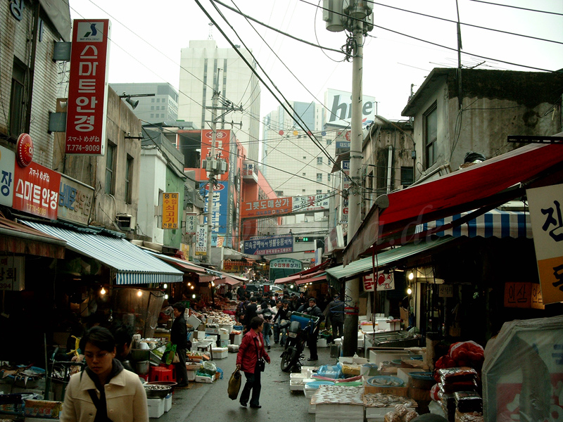 Händler auf dem Nam Dae Mun Markt in Seoul