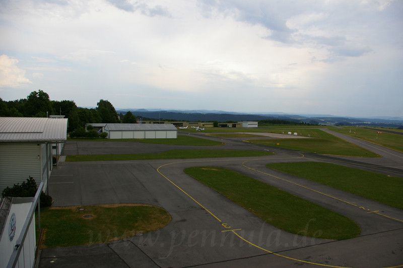 Blick auf das Vorfeld auf dem Flugplatz in Coburg