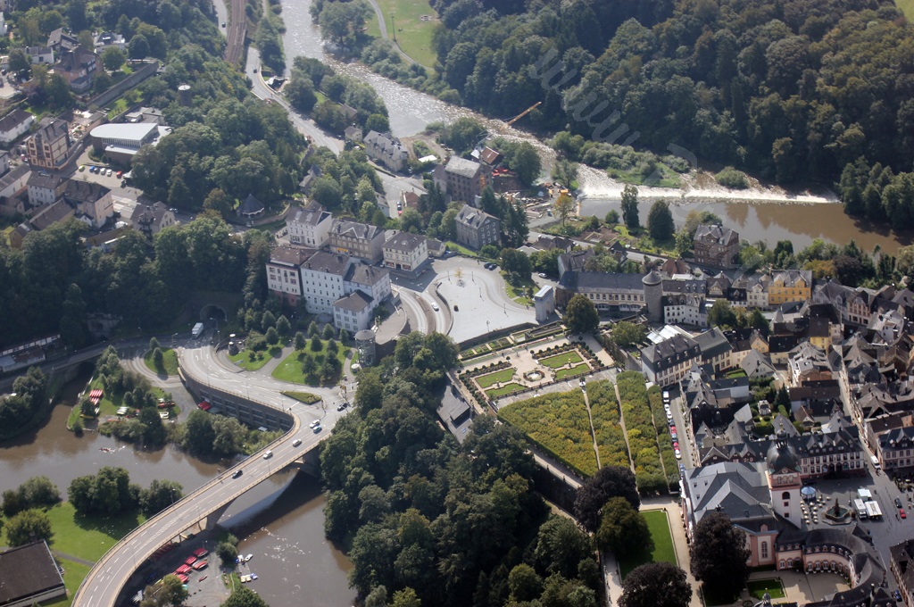 Wehr an der Lahn im Hintergrund sowie Schloßgarten im Vordergrund