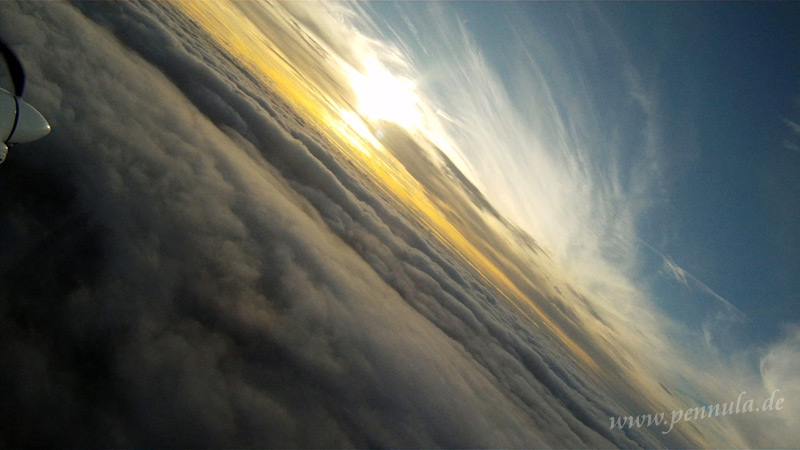 Blick der Außenkamera GoPro HD Hero während der Linkskurve beim Flug über die Wolken