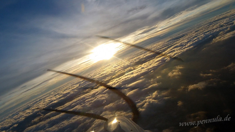 Sonnenuntergang über den Wolken mit der Cockpitkamera gefilmt