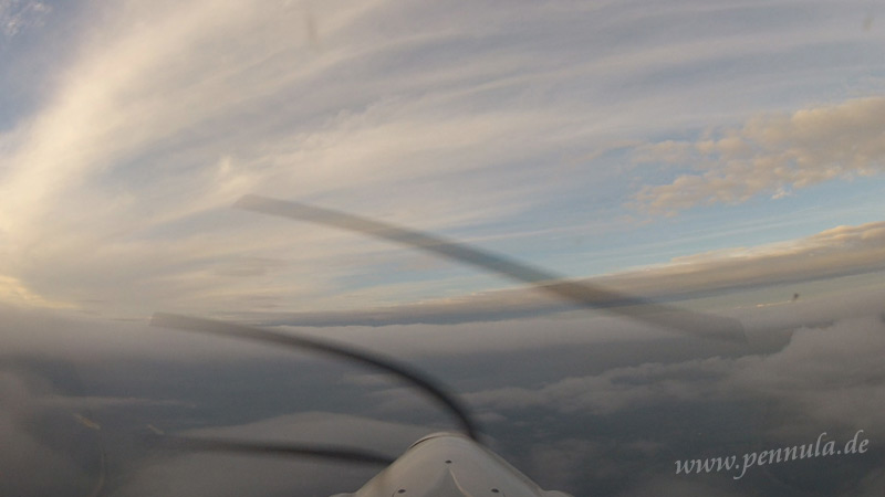 Flug durch das Wolkenloch mit der Cockpitkamera gefilmt