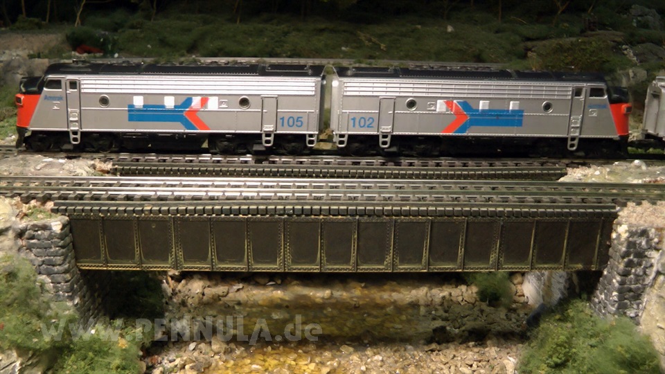 Eine amerikanische Modellbahn mit Dampflok und Diesellok Eisenbahn Zügen in Spur H0