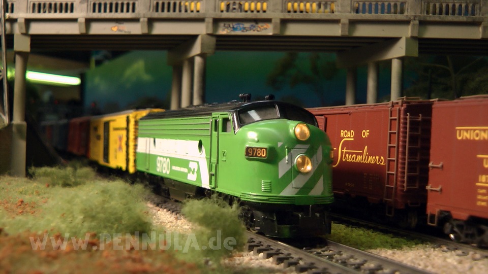 Eine amerikanische Modellbahn mit Dampflok und Diesellok Eisenbahn Zügen in Spur H0