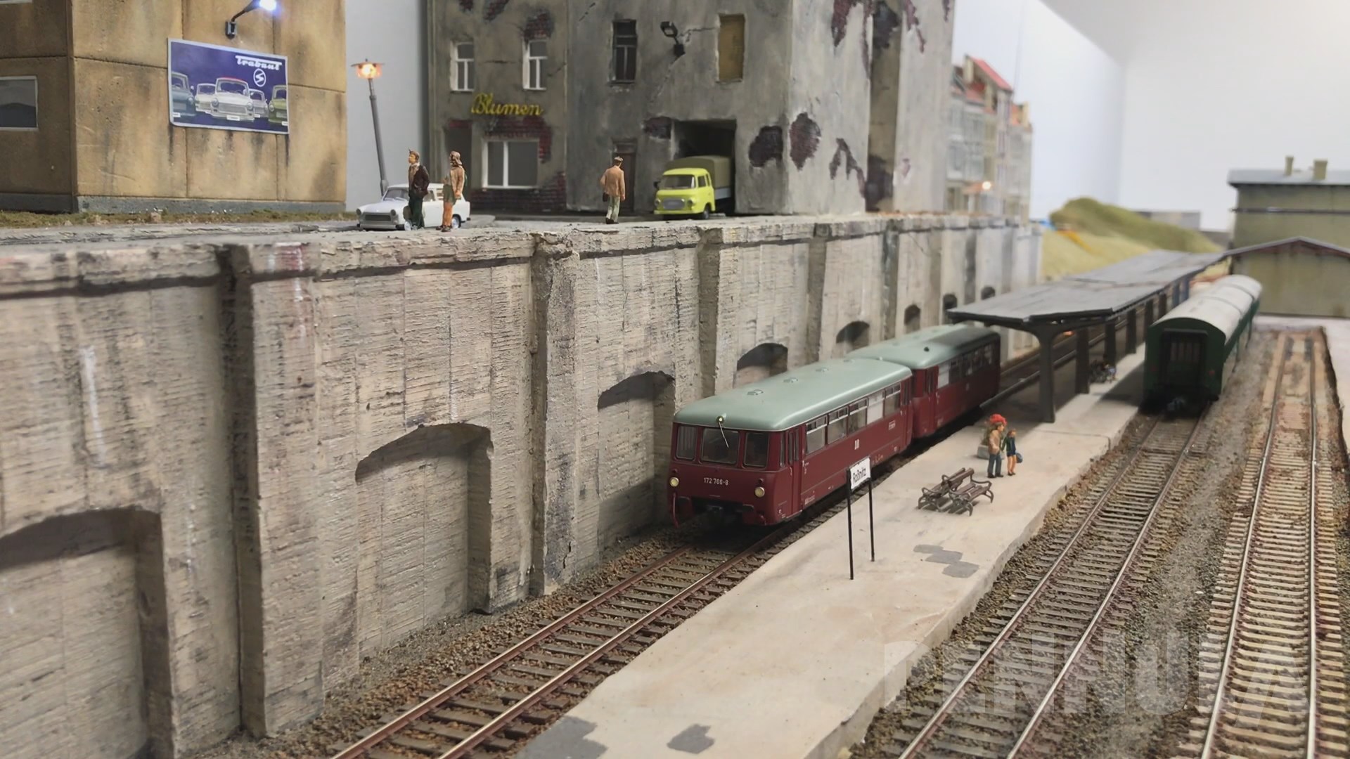 Bahnhof Roßnitz - Piko Modellbahn mit Lokomotiven und Modellzügen der Deutschen Reichsbahn