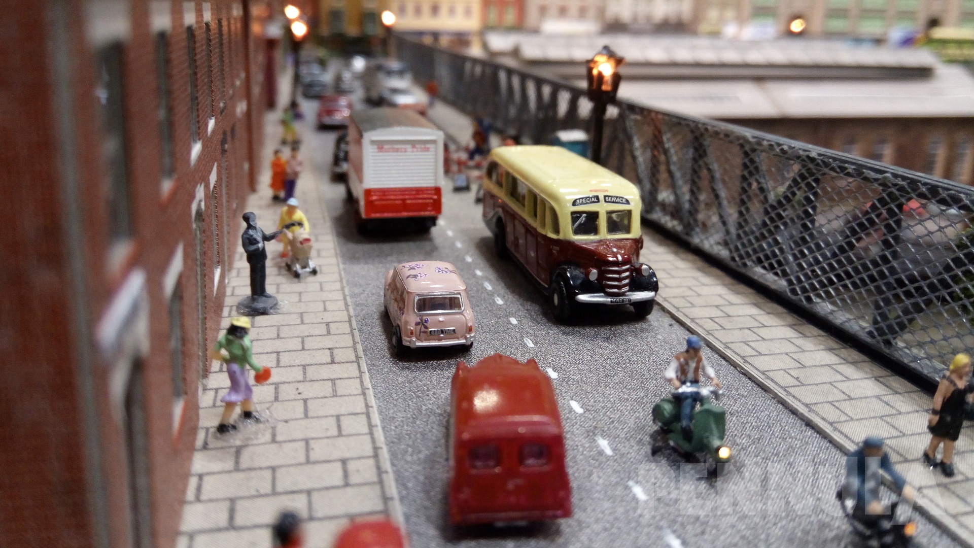 Keine Spielzeugeisenbahn! Ein Modellbahn-Kleinstadt-Diorama in Spur N