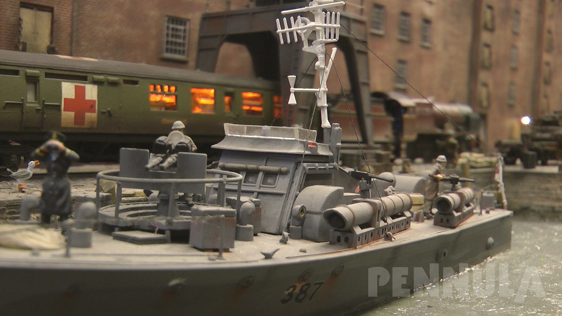 Militärzüge und Panzer als Modellbahn auf einem Militär - Diorama aus dem Weltkrieg mit Damploks