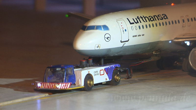 Miniatur Flughafen mit Flugzeug Push-Back von Lufthansa