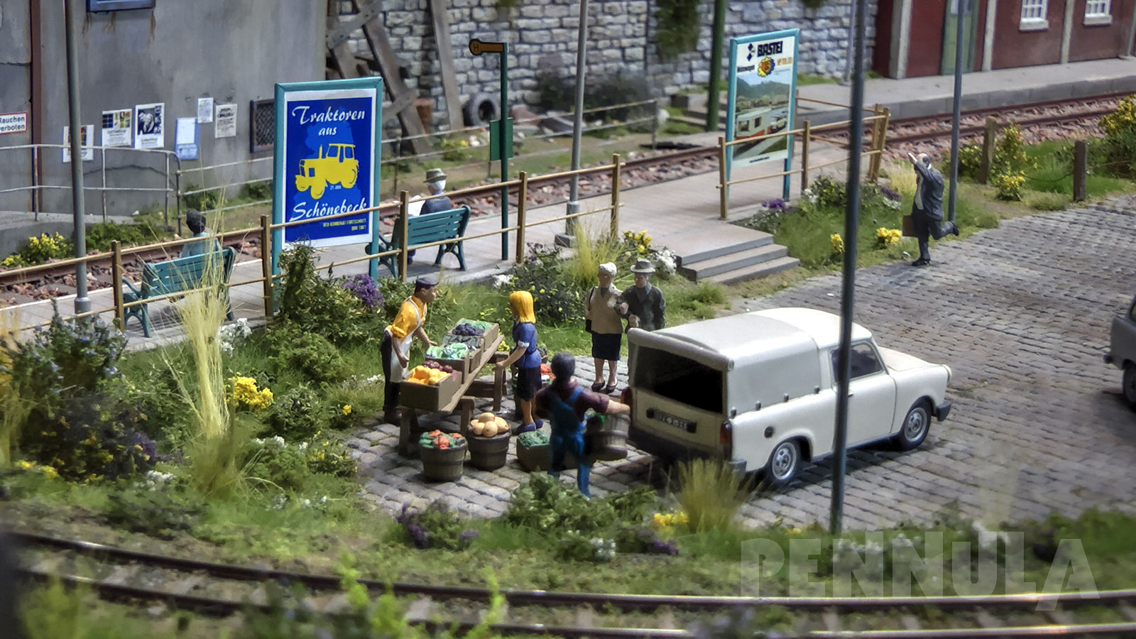 Modellbahn VEB Leverda-Pairau - Diorama mit Tatra T4 Straßenbahn und Feldbahnen in der DDR