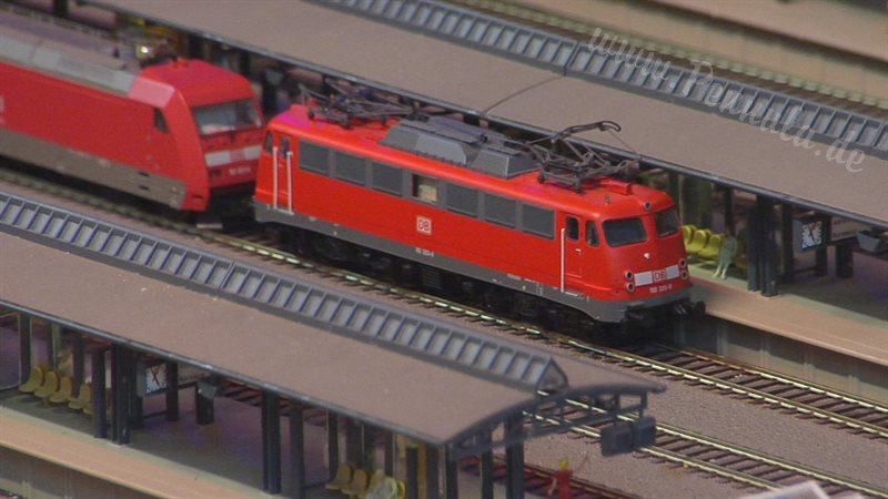 Führerstandsmitfahrt und Lokführer spielen auf der Modelleisenbahn La Statione in Spur H0