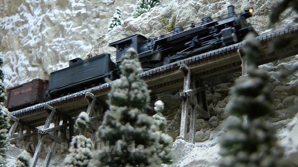 Modelleisenbahn im Winter von Pit Karges mit Loks aus Amerika